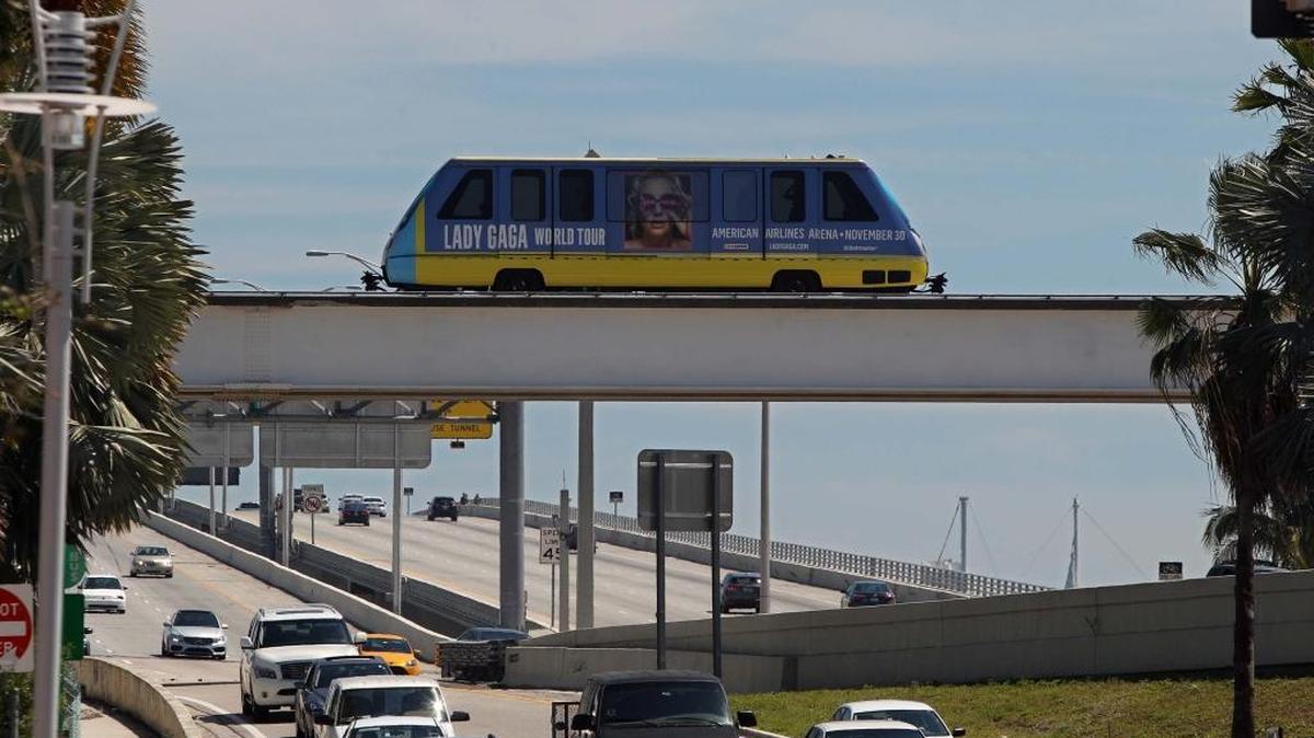 Un vagón del Metromover pasa por del MacArthur Causeway el 15 de marzo del 2017. El gobierno del Condado Miami-Dade tiene un plan para ampliar el sistema de transporte público a través de seis nuevas rutas de trenes o autobuses de este a oeste y norte a sur, conocido como Smart Plan.