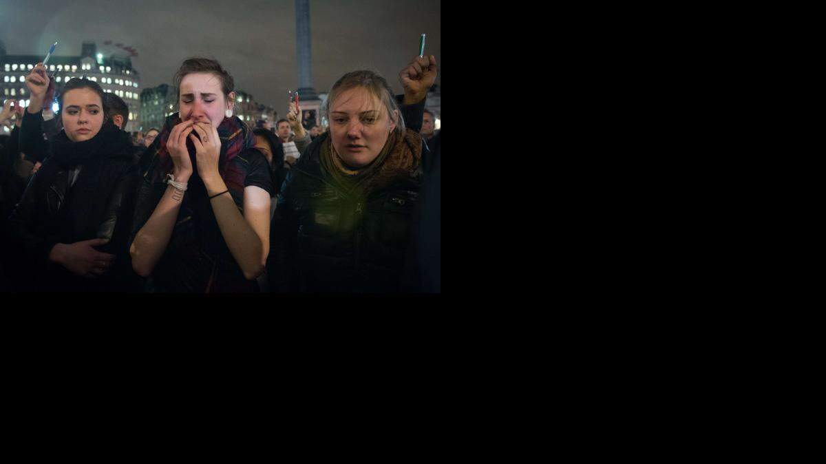 
Manifestantes en Londres alzan plumas por las víctimas del ataque contra la revista Charlie Hebdo.
