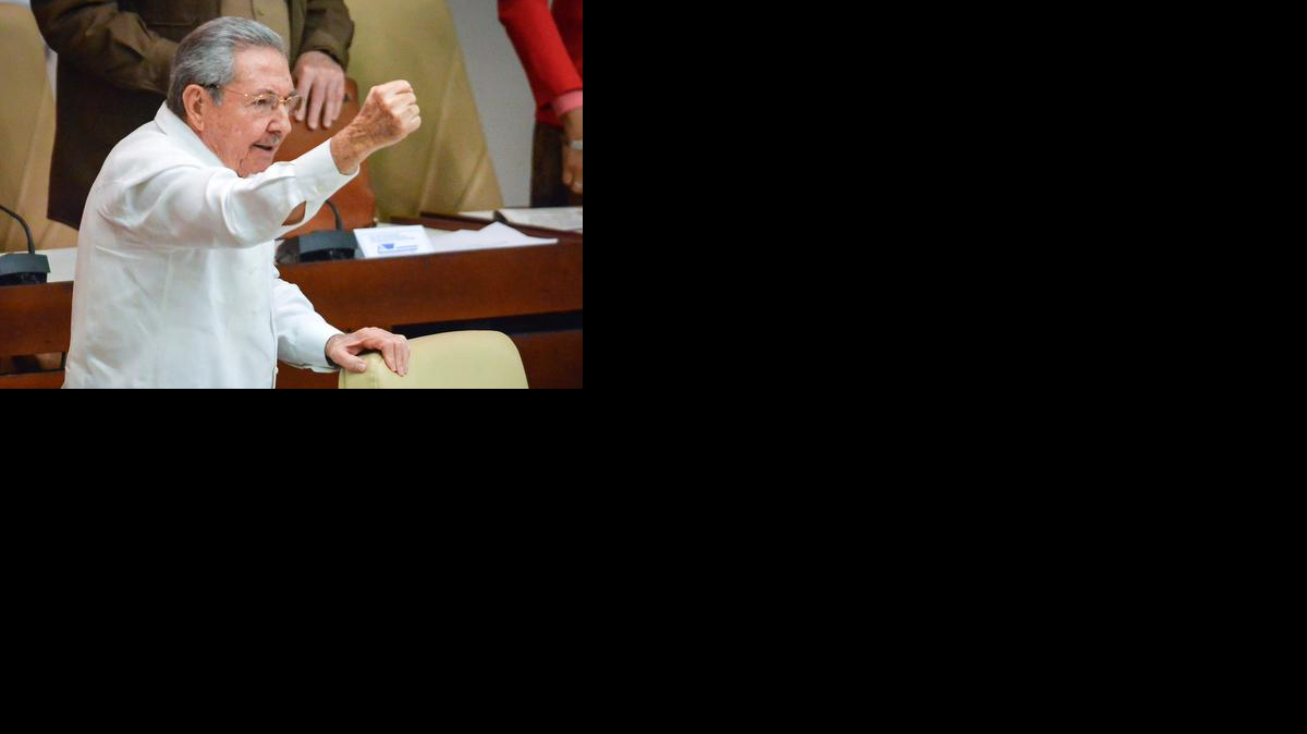 
Raúl Castro levanta el puño en señal de victoria en la sesión anual del Parlamento cubano, el pasado 20 de noviembre.



