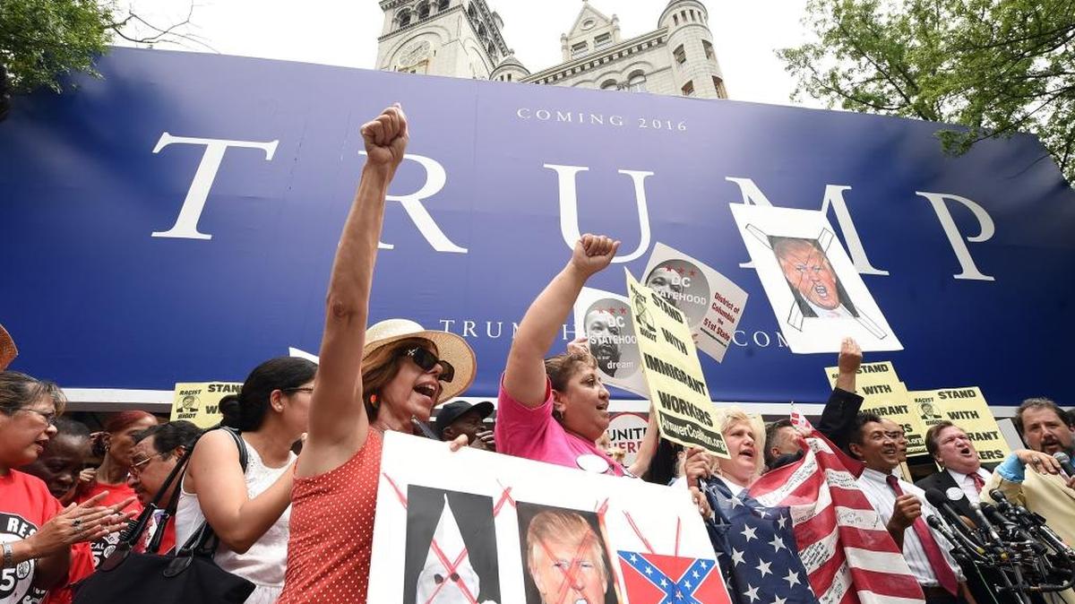 Manifestantes protestan contra los comentarios del entonces candidato Donald Trump contra los inmigrantes en el exterior del Trump International Hotel en Washington en julio del 2015.