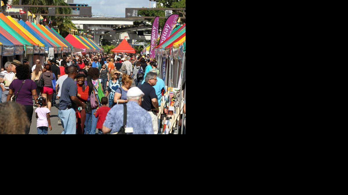 
Amantes de los libros visitan la Feria del Libro de Miami, que todos los años se realiza en el recinto Wolfson del Miami Dade College.
