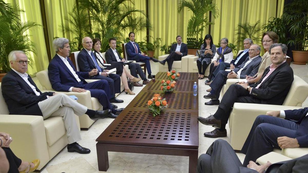 El secretario de Estado de EEUU, John Kerry (segundo desde la izq.), se reúne el lunes con representantes del gobierno de Colombia durante las negociaciones con las FARC en La Habana.
