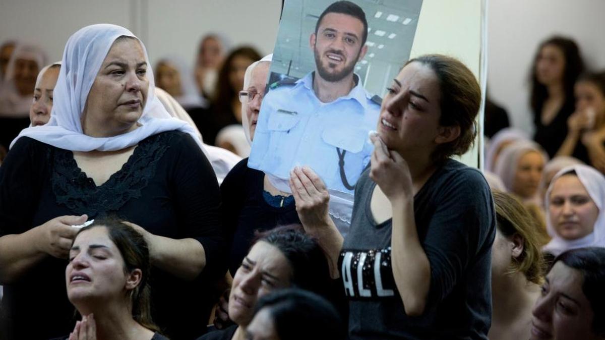 Mujeres drusas lloran la muerte del sargento israelí Kamil Shnaan en Hurfeish, Israel, el 14 de julio.