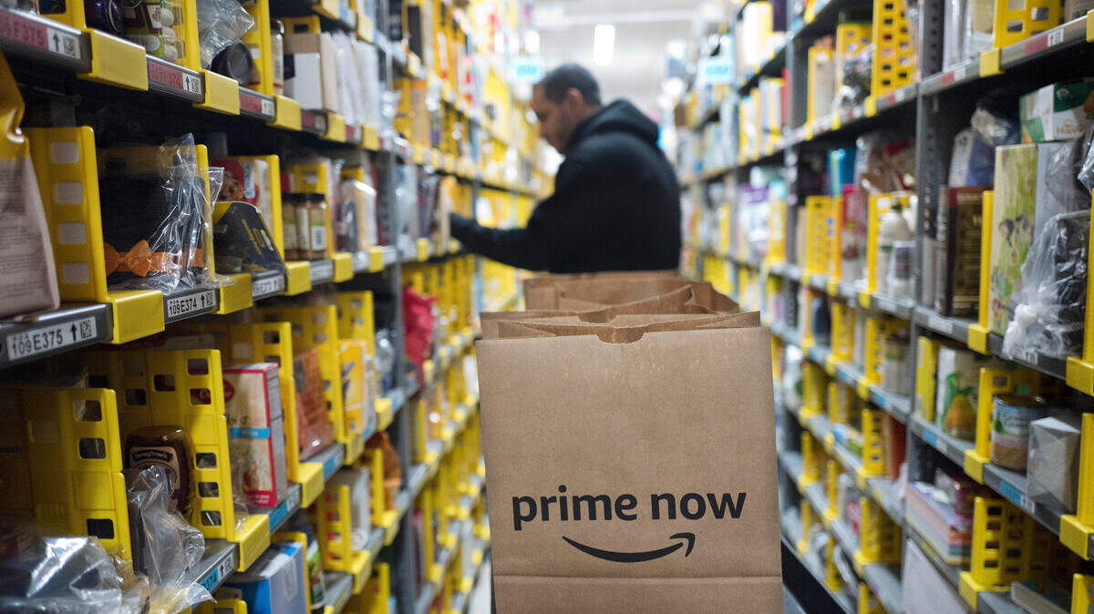 Un empleado de Amazon llena una orden en uno de los depósitos de la compañía en Nueva York, el 20 de diciembre de 2017.