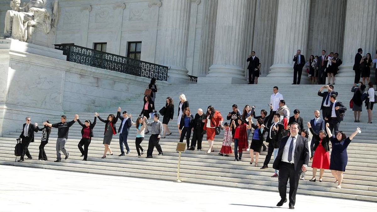 Defensores de los inmigrantes salen del Tribunal Supremo, en Washington, el pasado 18 de abril. La corte escuchó argumentos en el caso de Estados Unidos vs. Texas, que cuestiona las órdenes ejecutivas del presidente Obama sobre inmigración del 2014.