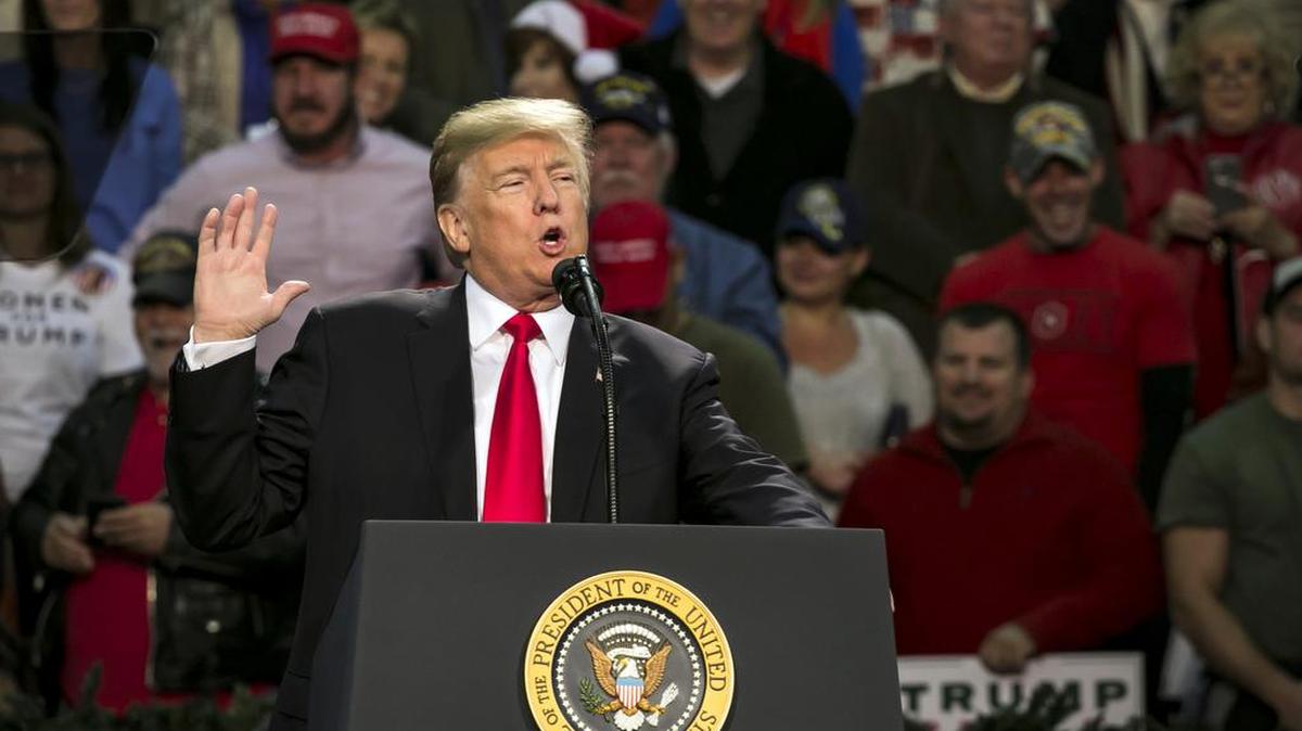 El presidente Trump pide en Pensacola que apoyen al candidato al Senado Roy Moore, ex juez de Alabama al que acusan de conducta sexual inapropiada.