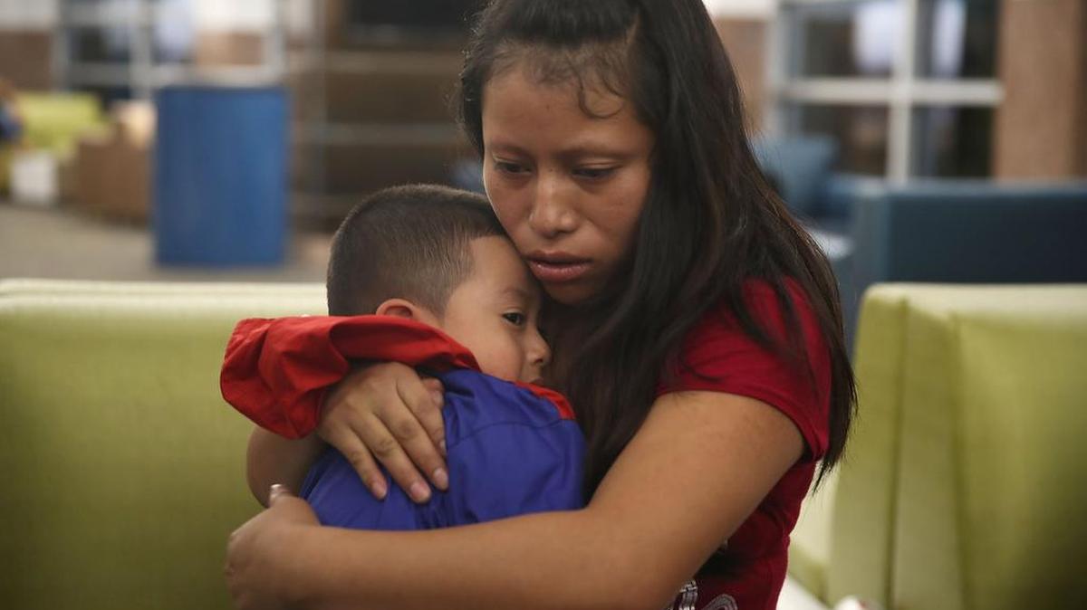 Una mujer de Guatemala, identificada solo como María, se reúne con su hijo Franco, de 4 años, en el Aeropuerto Internacional de El Paso del 26 de julio, después de haber estado separados por un mes.