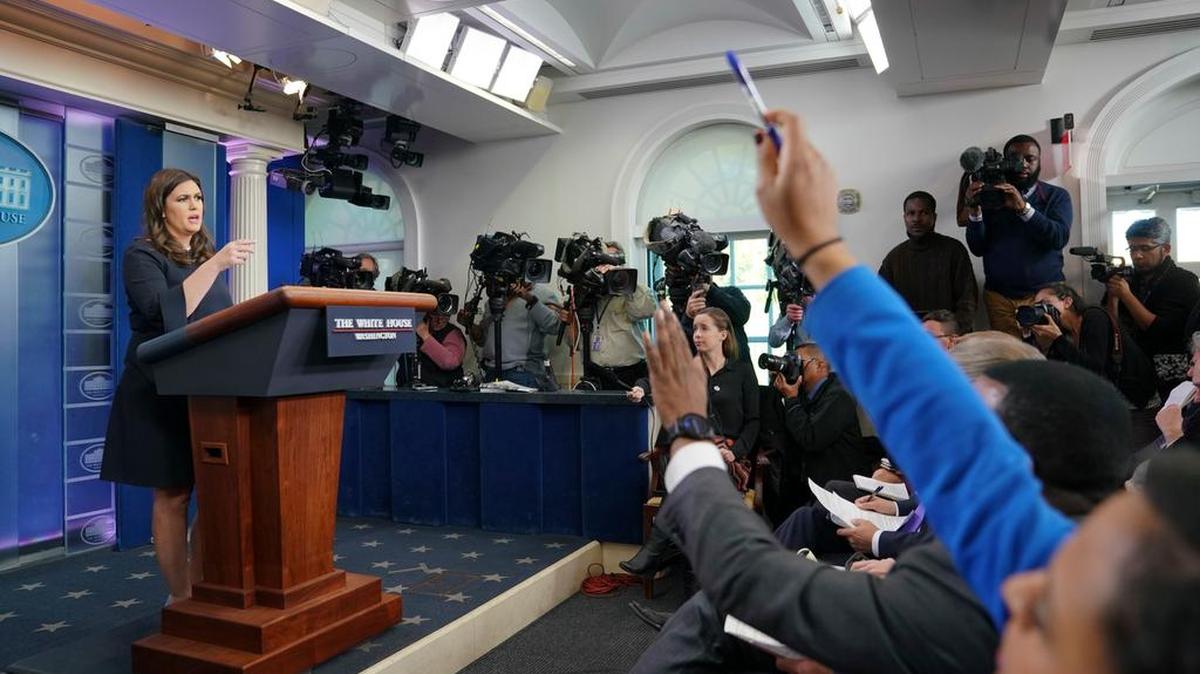 La secretaria de prensa de la Casa Blanca, Sarah Huckabee Sanders habla a los medios en Washington D.C, el 31 de octubre del 2017.