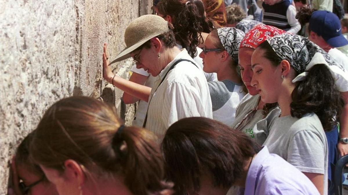 Estudiantes de California rezan junto al Muro de las Lamentaciones, en Jerusalén, en el 2001.