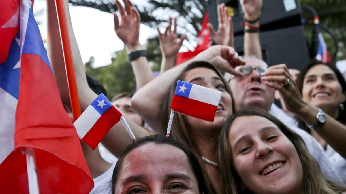 Partidarios del candidato y ex presidente chileno Sebastián Piñera celebran en Santiago su victoria en la elección del 17 de diciembre.