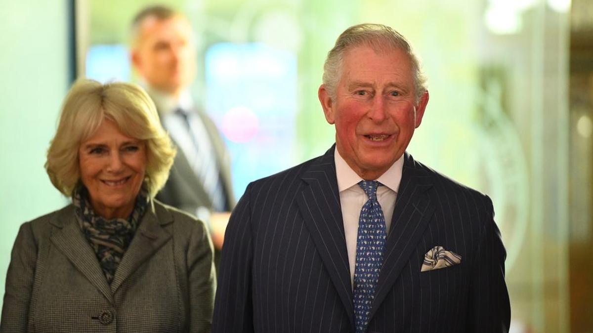 La duquesa de Cornwall, Camila, y el príncipe de Gales, Carlos, tienen planificado viajar a Cuba en la primavera. En la foto, la pareja real visita la Corte Suprema el martes en Londres.