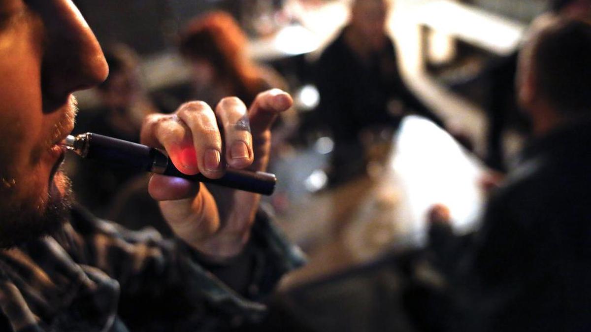 La popularidad del vapeo, o cigarrillos electrónicos, ha crecido entre los jóvenes, pero esta tendencia preocupa a las autoridades federales.