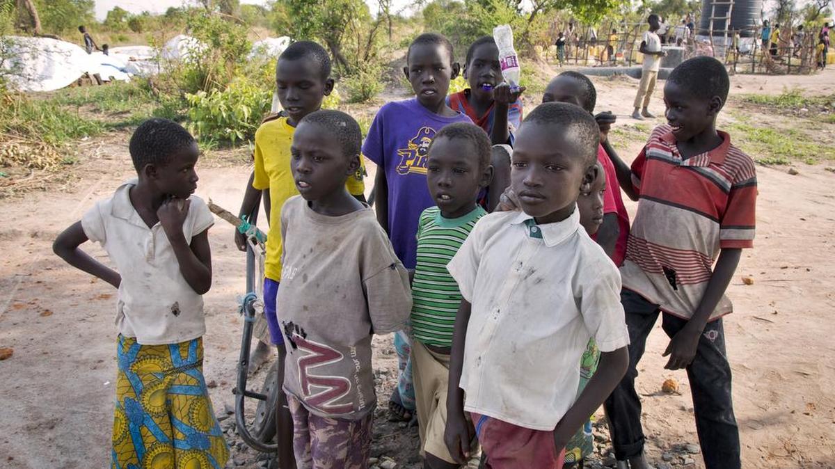 Niños de Sudán del Sur se reúnen en un albergue para refugiados en el norte de Uganda, el pasado 12 de marzo.