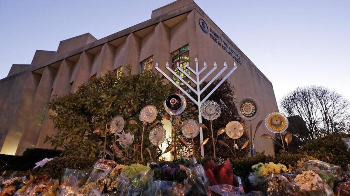 Una menorá rodeada de flores afuera de la sinagoga Tree of Life, en Pittsburgh, donde el odio antisemita mató a 11 judíos inocentes en pleno rezo el 27 de octubre de 2018.