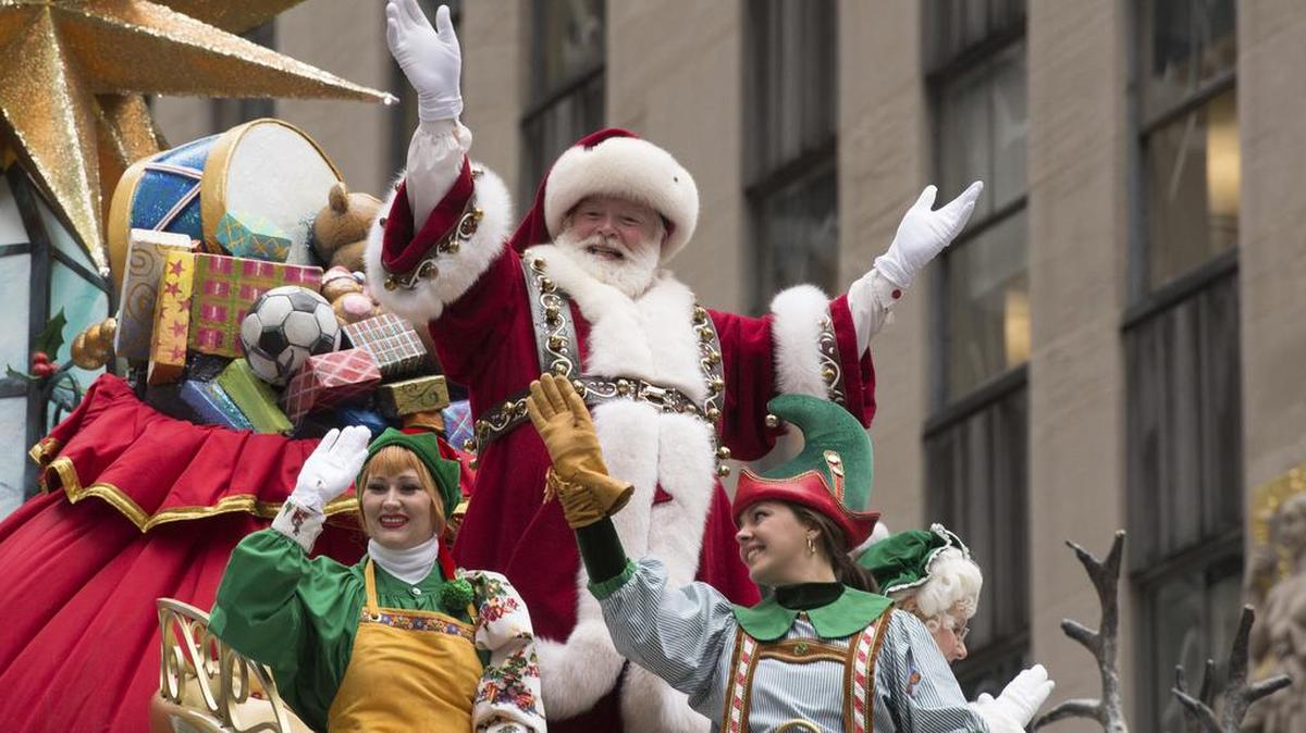 Sobre una carroza en la Sexta Avenida de Nueva York, Santa Claus participa en el desfile de Macy’s en el Día de Acción de Gracias de este año.