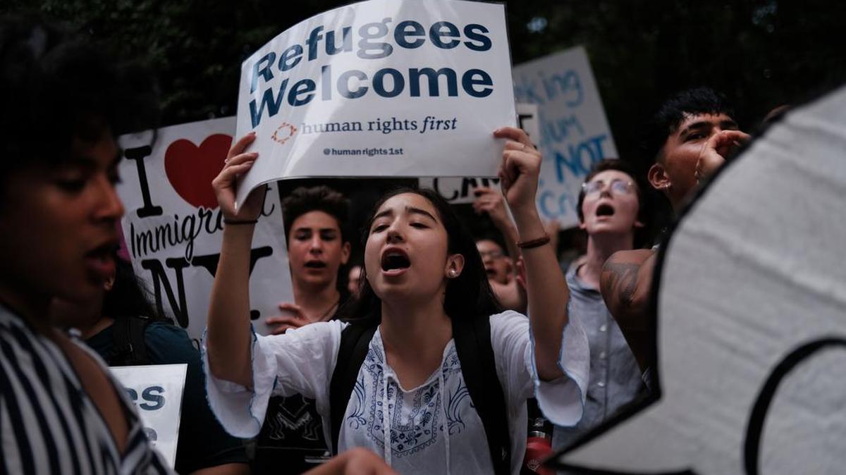 Cientos de personas protestan la políticas migratorias del presidente Donald Trump, el 2 de julio de 2019, en Nueva York. La pancarta dice, “Bienvenidos los refugiados”.