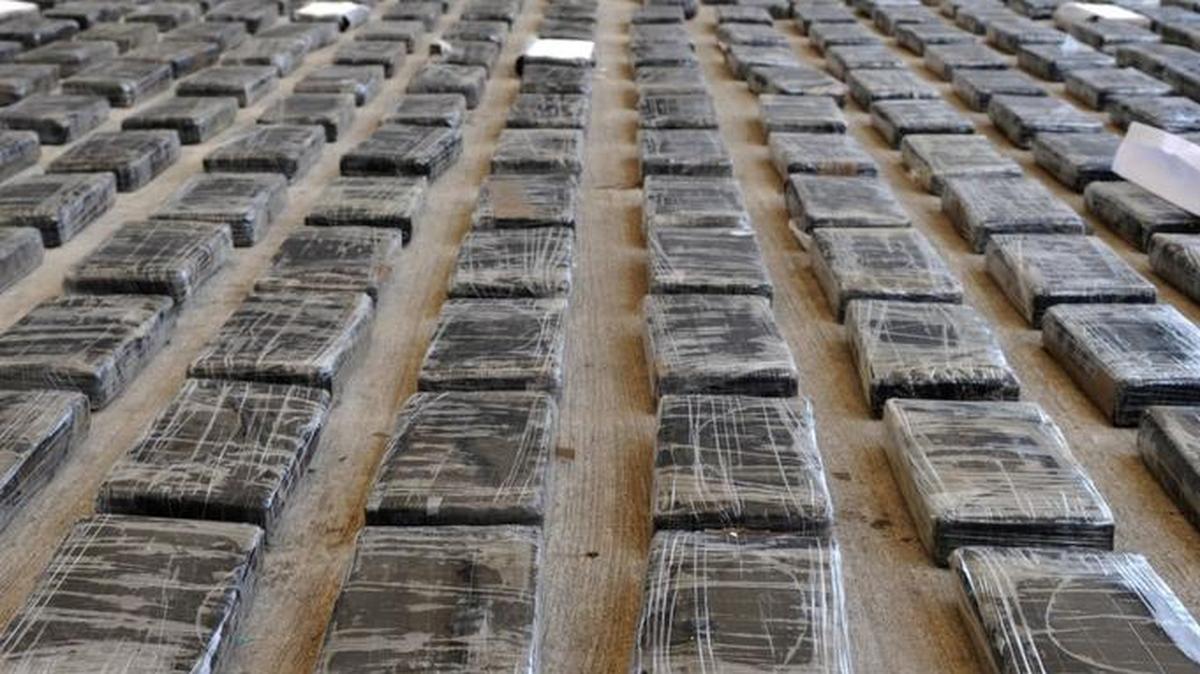 Un soldado cuida un cargamento de cocaína confiscada en un laboratorio clandestino, en Colombia, en foto de archivo.