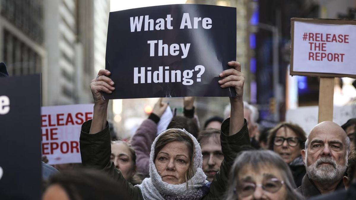 Activistas con pancartas que dicen “¿Qué están escondiendo?” y “Publiquen el informe”, protestan para exigir que divulguen el reporte del fiscal especial Robert Mueller, el jueves en Nueva York.