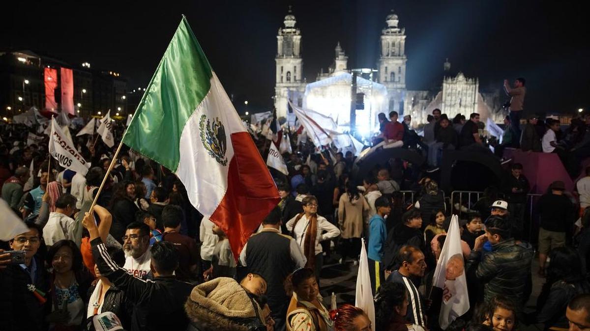 Partidarios del presidente electo de México, Andrés Manuel López Obrador, celebran su victoria en el Zócalo, la plaza principal de la capital, el 1 de julio.