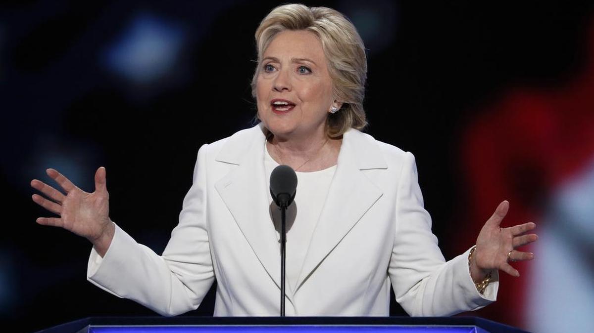 La candidata presidencial demócrata, Hillary Clinton, pronuncia el discurso de aceptación el jueves, el último día de la convención nacional del partido en Filadelfia.