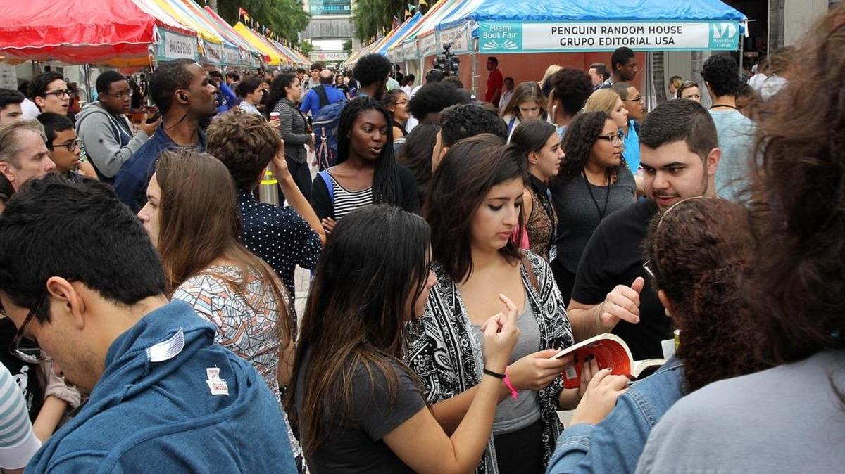 Miles de personas visitan en noviembre del 2015 la Feria del Libro de Miami, que se lleva a cabo en el recinto Wolfson del Miami Dade College.