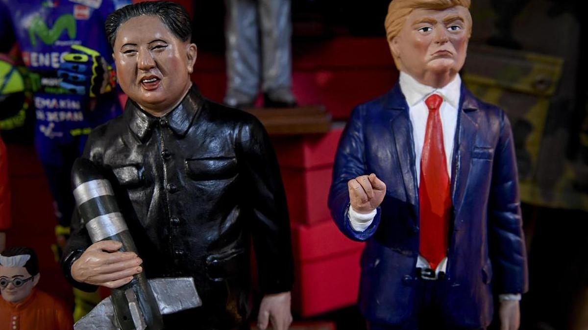 Figuras de terracota del presidente Donald Trump y el líder norcoreano, Kim Jong-un, en venta en un puesto de figuras de Navidad en Nápoles, Italia, el 14 de diciembre de 2017.