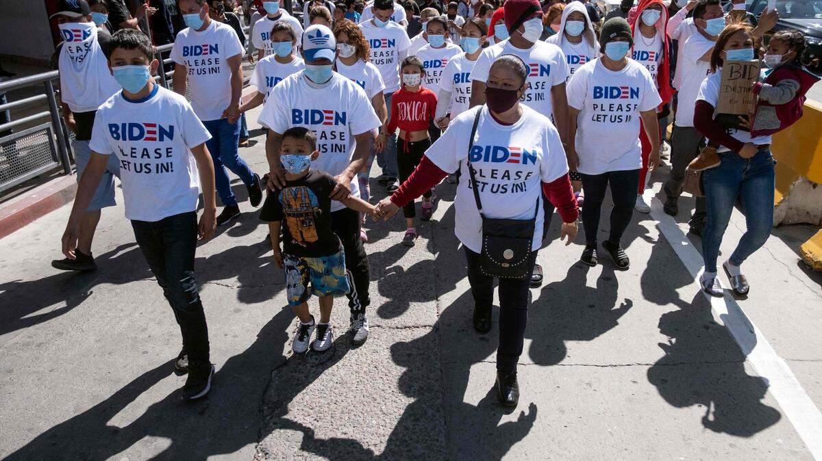 Cientos de inmigrantes realizan una protesta para exigir unas políticas migratorias más claras al gobierno de Estados Unidos, el martes 2 de marzo de 2021 en el puente San Ysidro en Tijuana, México.