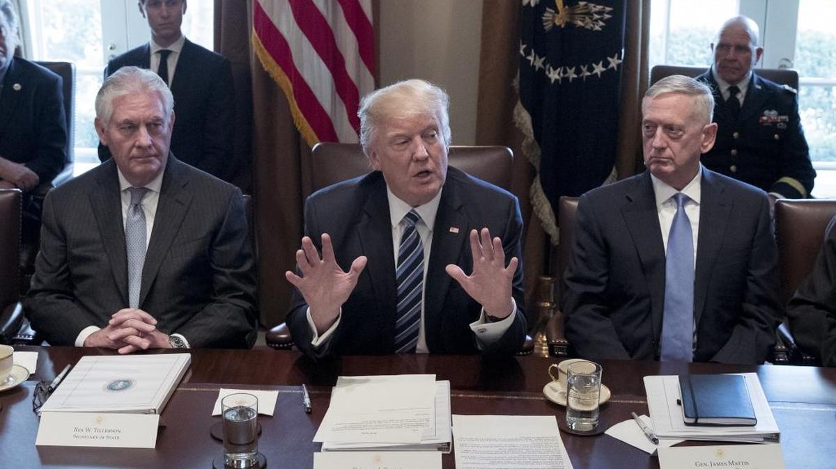 El presidente Donald Trump (centro), junto al secretario de Defensa, James Mattis, (der.), y el de Estado, Rex Tillerson, participa en una reunión del gabinete en la Casa Blanca, el 13 de marzo.