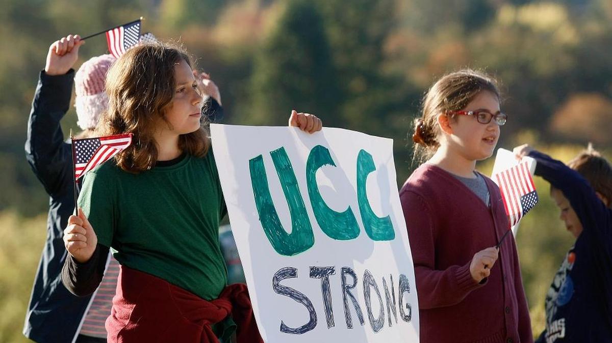 
Nari Sarkissin (izq.) y Penny Lester muestran su apoyo, junto a cientos de estudiantes, por el regreso a clases en Umpqua Community College, Roseburg, Oregón, después del tiroteo el 1 de octubre.
