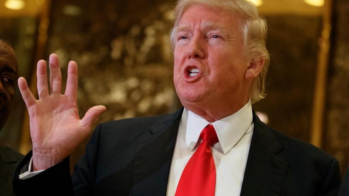 El presidente electo Donald Trump habla con la prensa en el lobby de la Trump Tower en Nueva York.