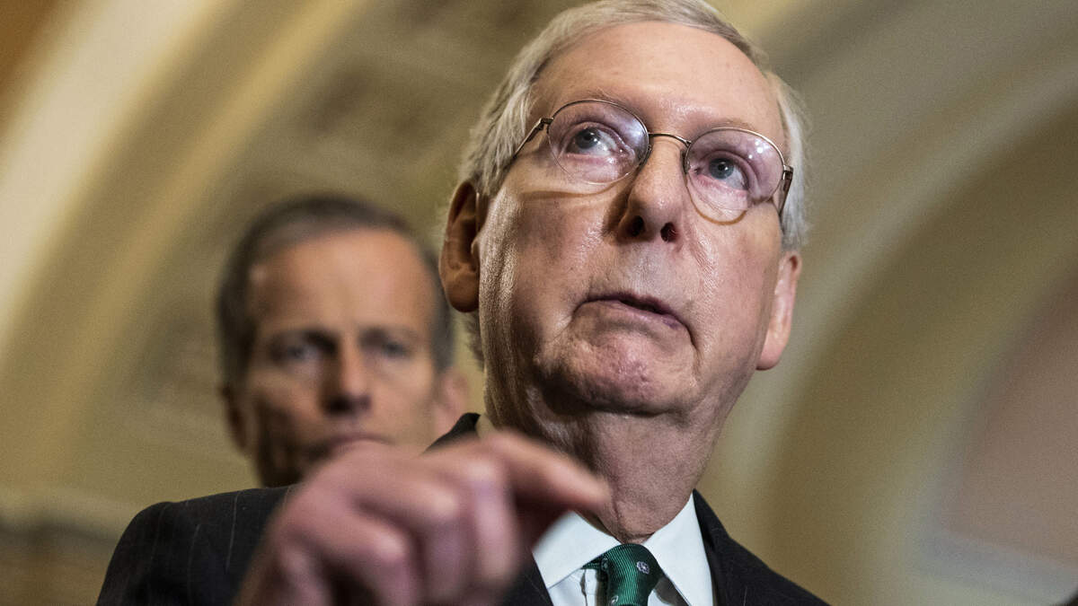 El senador republicano Mitch McConnell, líder de mayoría, ha sugerido que hay que hacer recortes a los programas del Seguros Social, Medicare y Medicaid para reducir el déficit fiscal.