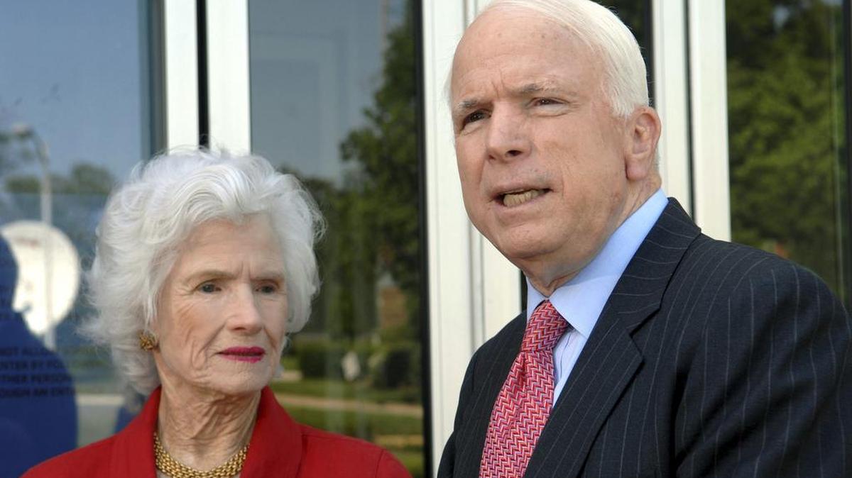 El senador John McCain habla con la prensa en Washington en esta foto del 2007, junto a su madre, Roberta McCain.