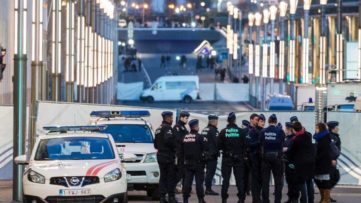 Un grupo de policías se reúne junto a una estación del metro de Bruselas después de una explosión causada por terroristas, el pasado 22 de marzo. El Estado Islámico ha amenazado con lanzar más ataques en Europa.