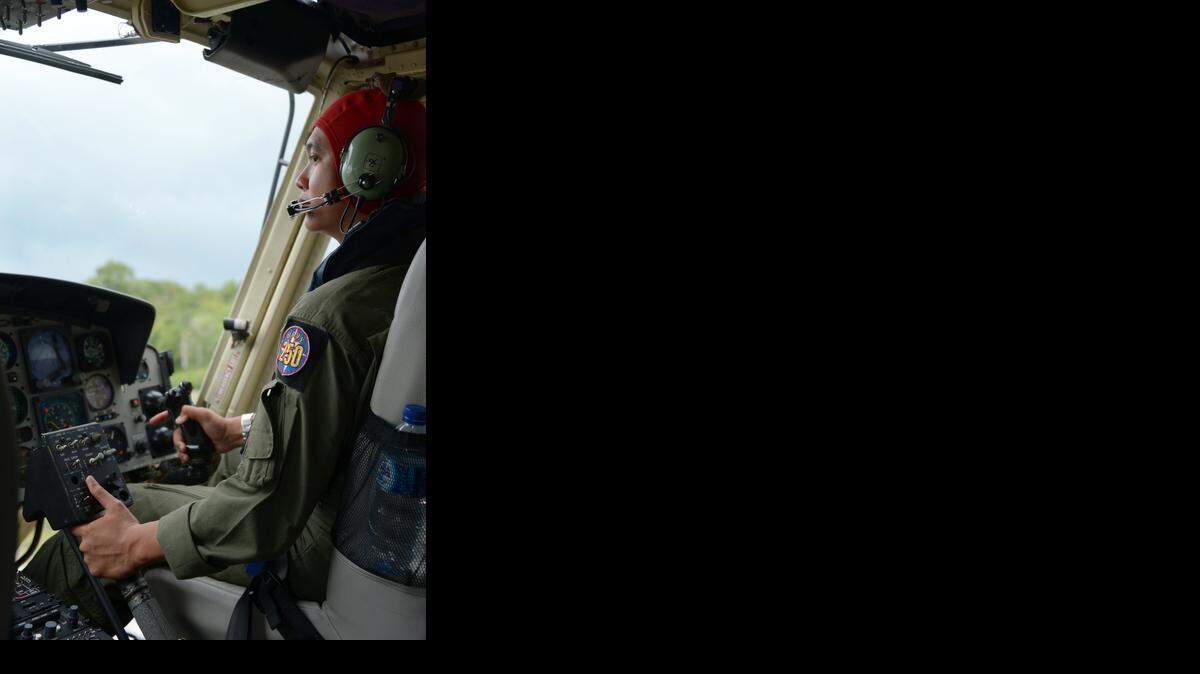 
El piloto indonesio Joko Wahyu maneja un helicóptero Bell-412 sobre Kalimantan en busca de los restos del avión de AirAsia, el pasado 1 de enero.
