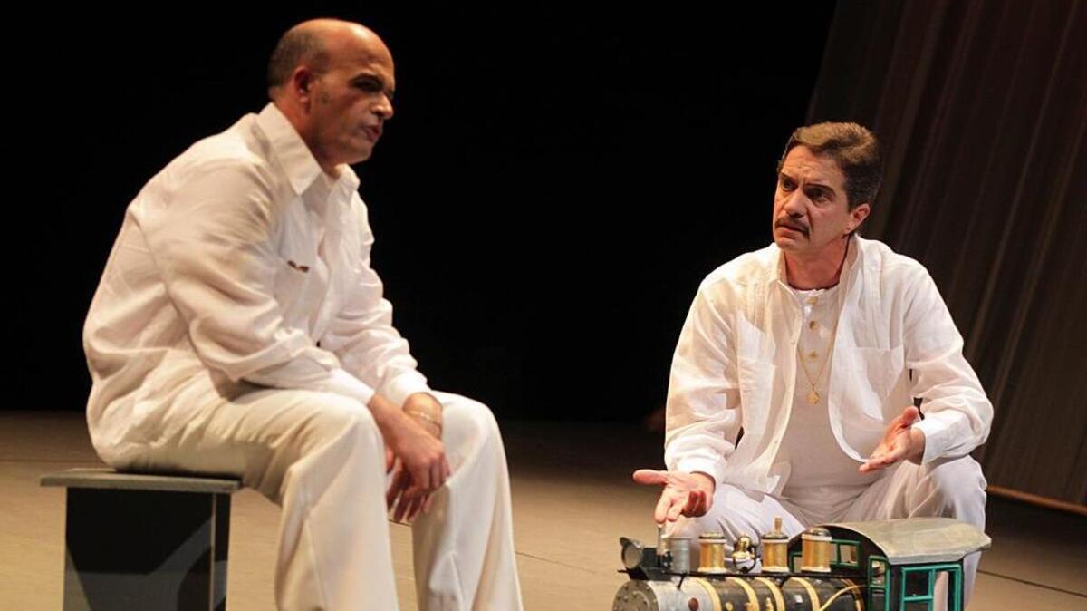 Los actores Osvaldo Doimeadiós (izq.) y Fernando Hechavarría en la obra “Anna in the Tropics”, presentada el 22 de noviembre de 2013 en el Colony Theater de Miami Beach.