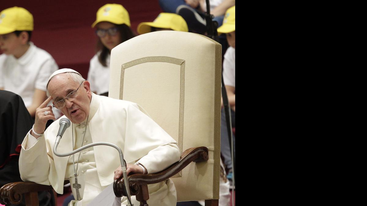 
El Papa Francisco preside una audiencia con un grupo de niños en la sala Pablo VI en el Vaticano, el lunes pasado.
