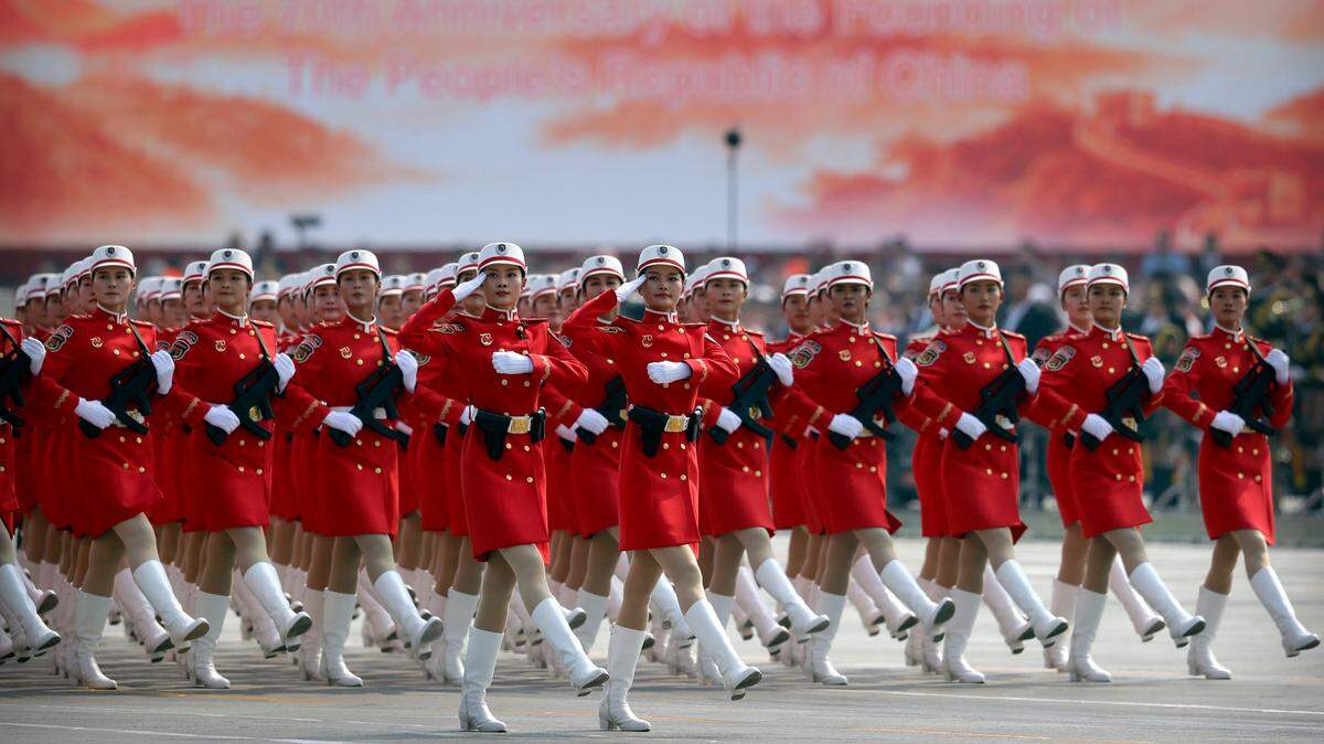 Miembros de la milicia militar femenina marchan durante la celebración del 70 aniversario de la fundación del Partido Comunista de China, el martes 1 de octubre de 2019, en Pekín.