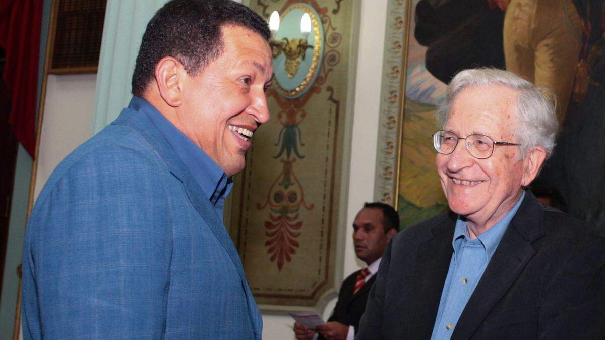 El presidente venezolano Hugo Chávez recibe el 24 de agosto de 2009, en el palacio de Miraflores, en Caracas,  al intelectual estadounidense Noam Chomsky.