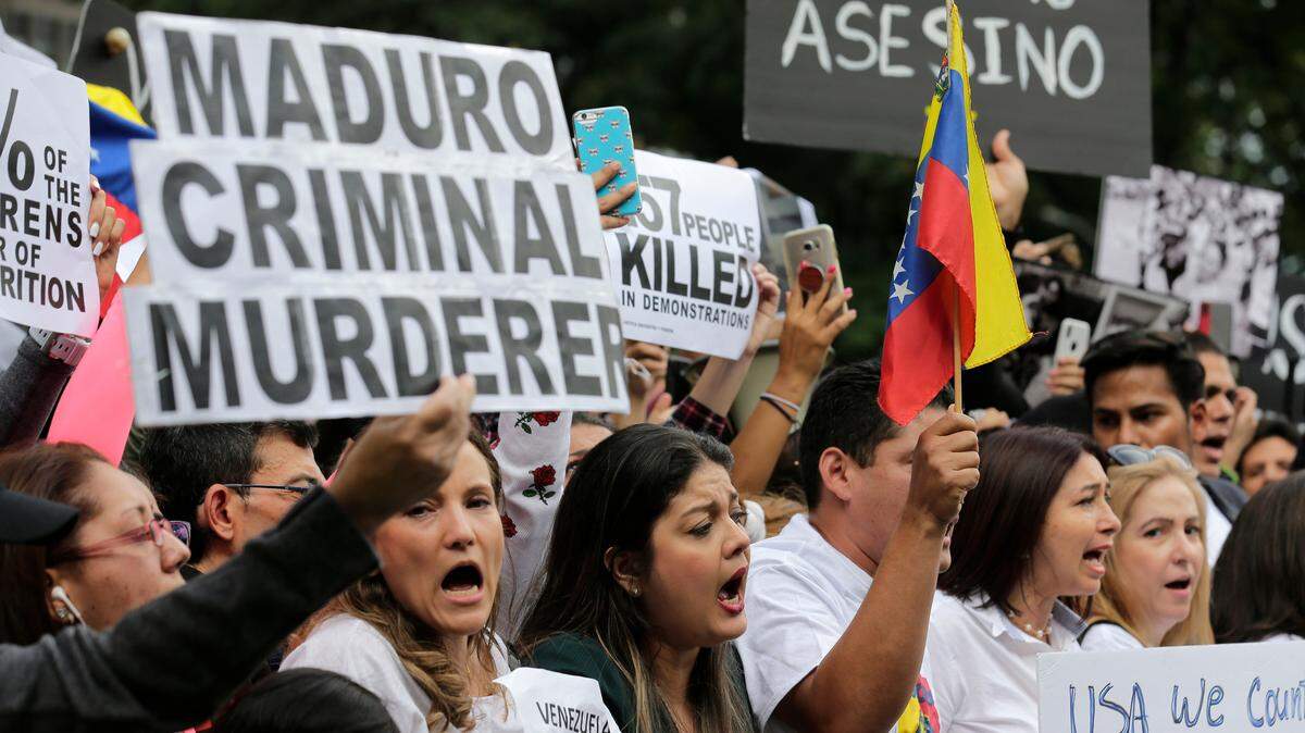 Decenas de manifestantes protestan contra la presencia del gobernante venezolano Nicolás Maduro, durante su visita a las Naciones Unidas el 27 de septiembre, en Nueva York.