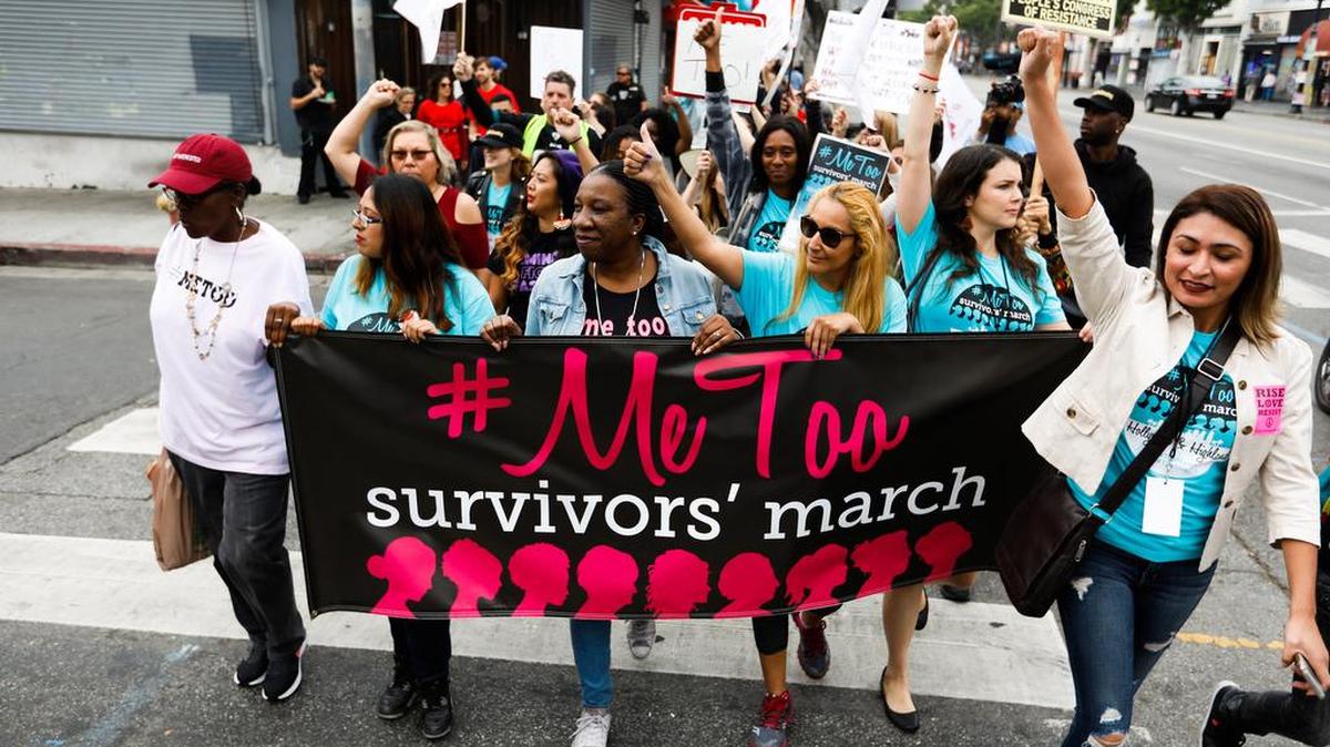 Sobrevivientes de agresiones sexuales y sus partidarios marchan en Los Angeles, el 12 de noviembre. El movimiento #MeToo contra el acoso sexual ha cobrado fuerza en todo el país.