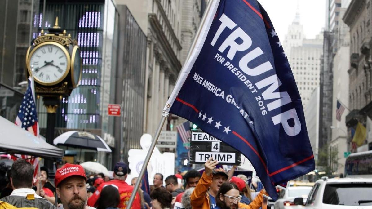 Partidarios del candidato republicano Donald Trump se concentran junto a la Torre Trump, en Nueva York, el sábado 8 de octubre.