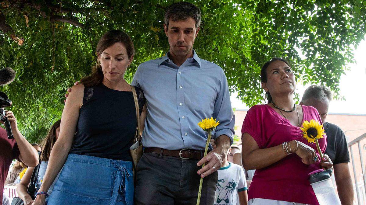 La congresista Verónica Escobar (der.), el candidato presidencial demócrata Beto O'Rourke (centro) y su esposa, Amy Hoover Sanders, participan el domingo 4 de agosto de 2019 en una marcha silenciosa en honor a las víctimas de la masacre en El Paso, Texas. 