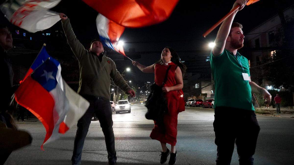 Opositores a la nueva Constitución aplauden en las calles los resultados de un plebiscito sobre si la nueva Constitución reemplazará a la actual Carta Magna impuesta por una dictadura militar hace 41 años, en Santiago, Chile, el domingo 4 de septiembre de 2022. (Foto AP /Matías Basualdo)
