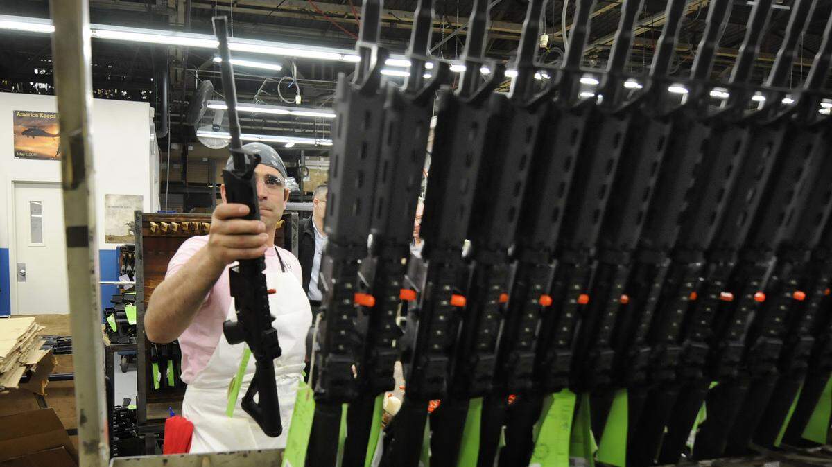 Sergio Pereira añade un rifle de asalto AR-15 recién ensamblado en la sede de la compañía Colt, en West Hartford, Connecticut, en esta foto de archivo del 2013.