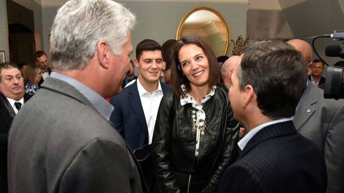 El gobernante cubano Miguel Díaz-Canel (izq.), se encuentra con la actriz estadounidense Katie Holmes el 28 de septiembre del 2018, durante una actividad donde participaron artistas, filántropos y promotores culturales estadounidenses en Nueva York.