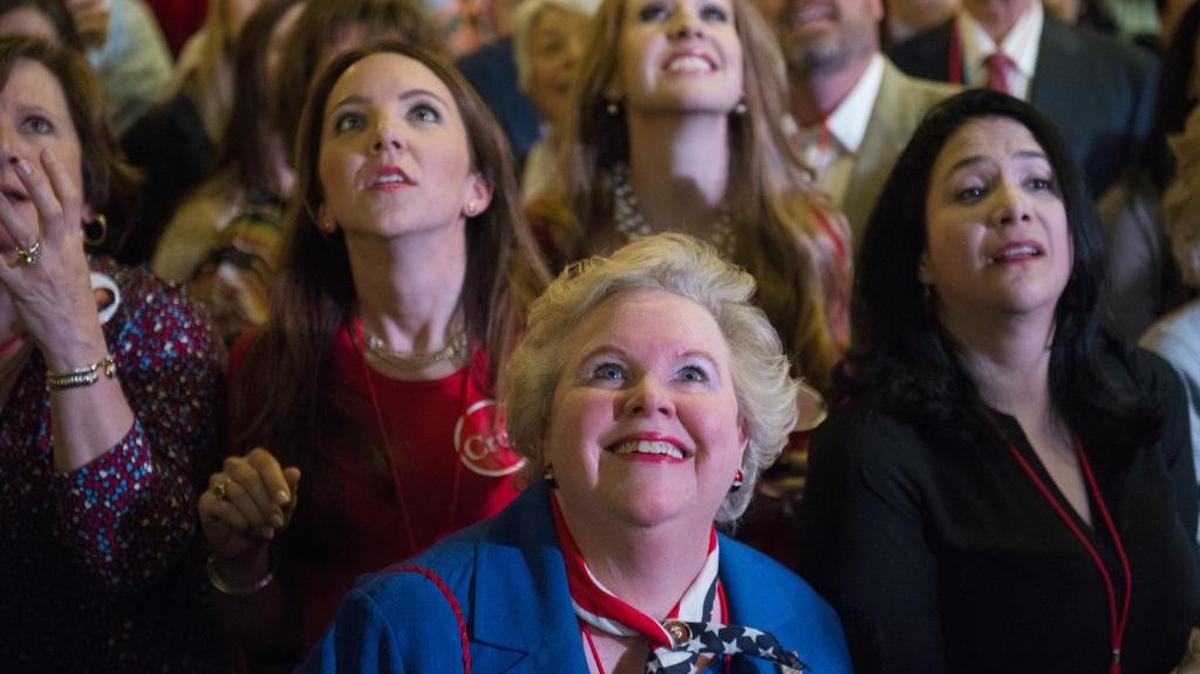 Simpatizantes del senador Ted Cruz observan los resultados de la votación del Super Martes en Houston. Los candidatos republicanos Cruz, Marco Rubio y Donald Trump han dicho que eliminarían el Obamacare de ser electos.
