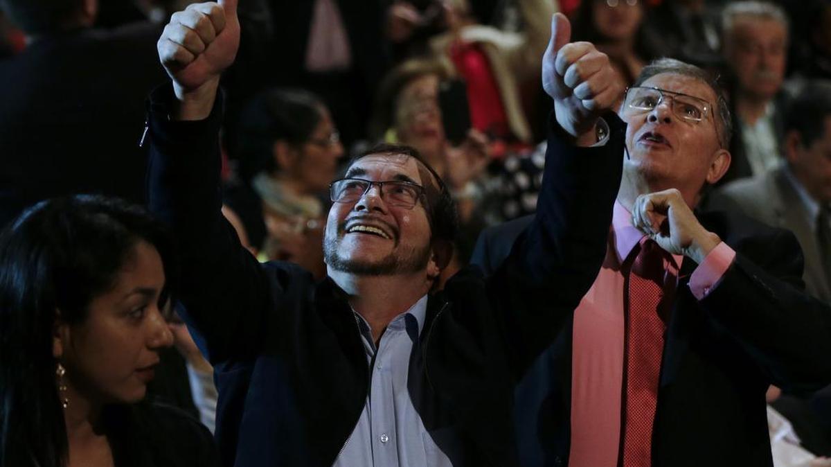Rodrigo Londoño, líder de las desmovilizadas FARC, celebra el primer aniversario de la firma del acuerdo de paz con el gobierno en el teatro Colón, en Bogotá, el 24 de noviembre.