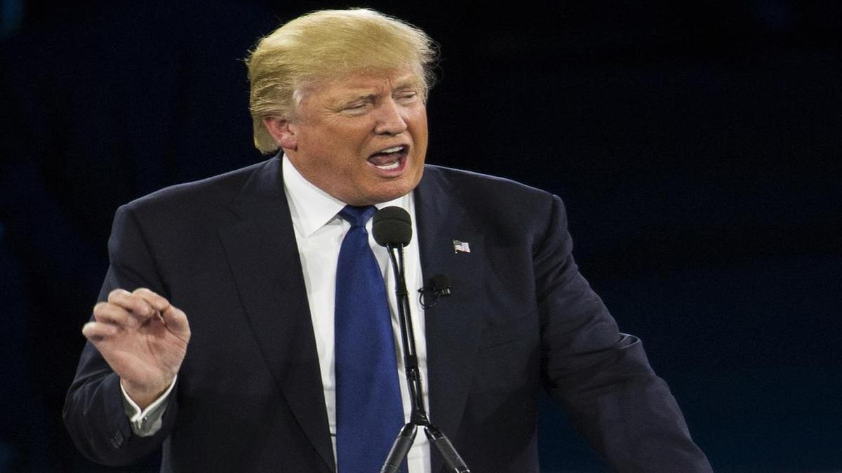 El precandidato presidencial republicano Donald Trump habla el 21 de marzo en Washington.