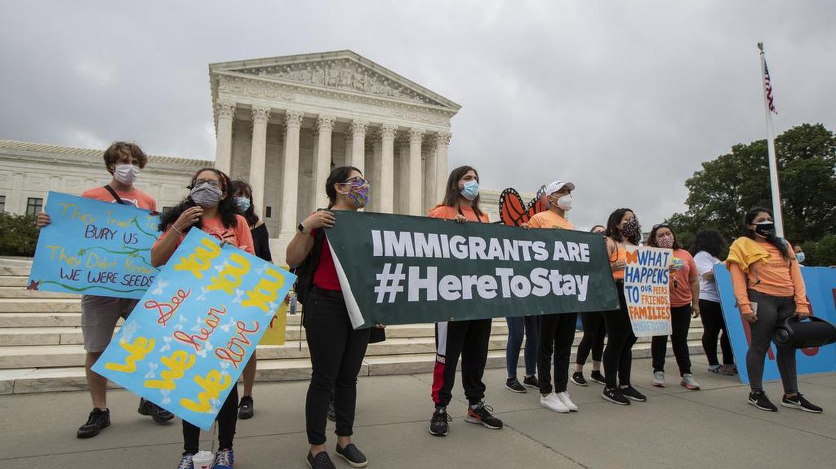 En esta foto del 18 de junio de 2020, estudiantes protegidos bajo la Acción Diferida para los Llegados en la Infancia (DACA) celebran frente a la Corte Suprema la decisión de rechazar la demanda del gobierno de Donald Trump de eliminar el programa.