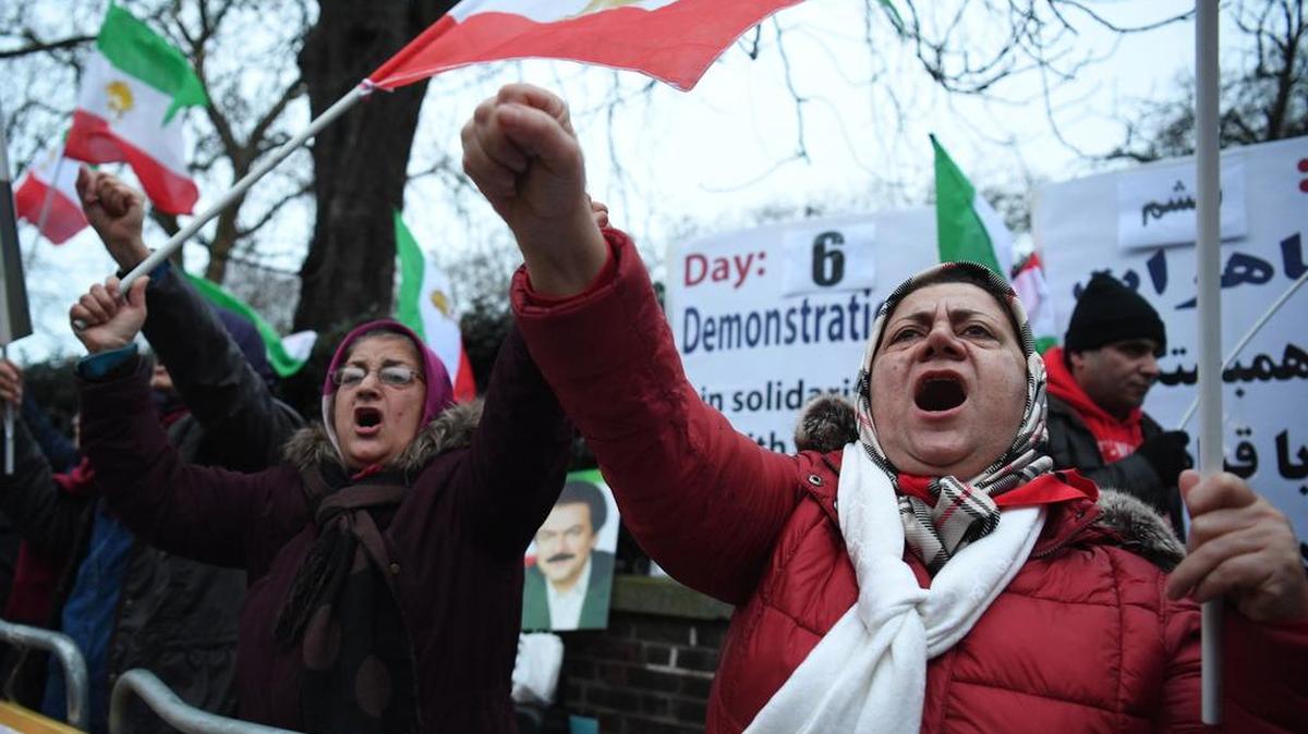 Opositores al gobierno de Irán se manifiestan frente a la embajada iraní en Londres, el 2 de enero. Las protestas en el país centroasiático son las mayores desde el 2009.